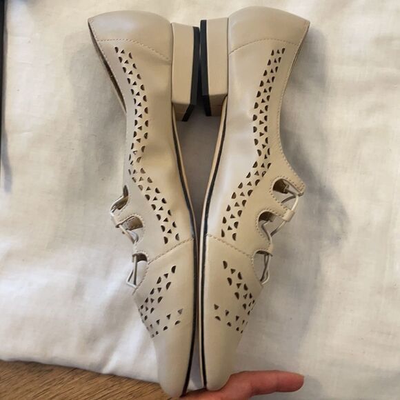 VANELI ECRU FLATS.  NEW.  STYLE IS FABRA - Picture 6 of 9